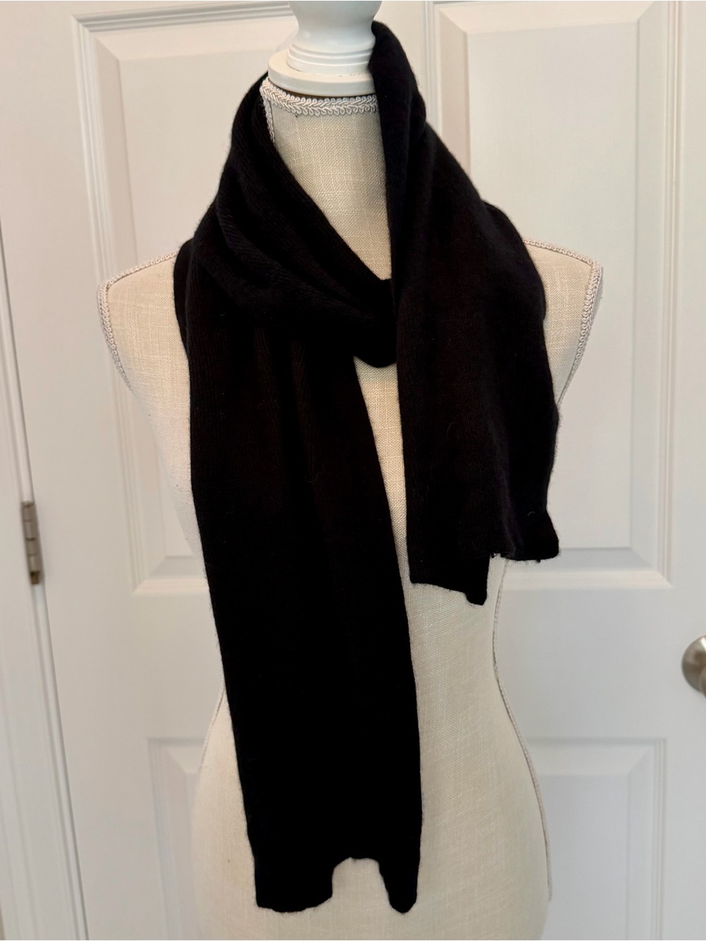 QUINCE LONG CASHMERE BLACK SCARF - Picture 2 of 6